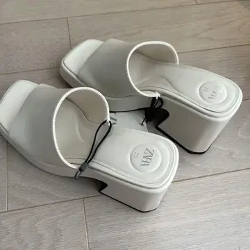 화이트 와이드 힐 샌들