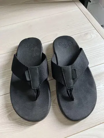 Dr.Martens 샌들