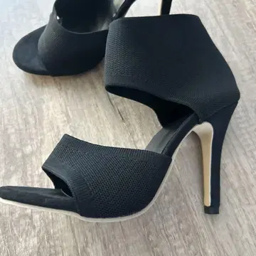 블랙 오픈토 하이힐