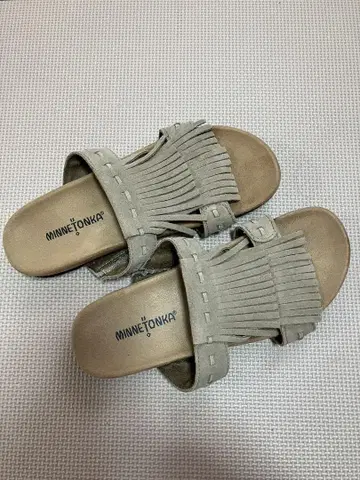 MINNETONKA 프린지 샌들 베이지