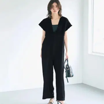COCA 주름 셔링 V넥 올인원 (Black)