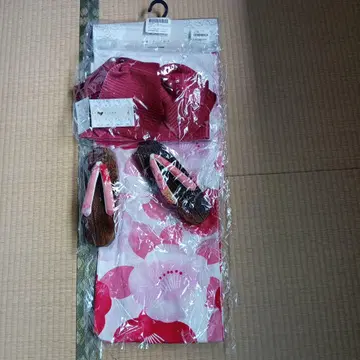 빨간색과 흰색 꽃무늬 유카타, 오비, 일본 나막신 세트