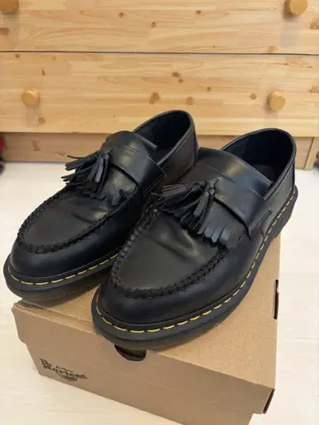 Dr. Martens 태슬 로퍼