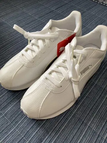 PUMA 화이트 스니커즈
