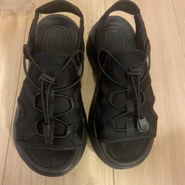 블랙 샌들 밑창이 두껍고 안정감 있는 M 사이즈