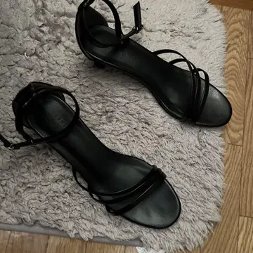 BEAMS 블랙 스트랩 샌들 로우힐