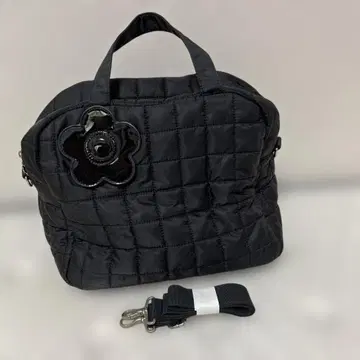 마리콴트 블랙 퀼팅 백 플라워 모티브