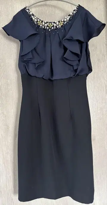 Apuweiser Luxe 네이비 프릴 비즈 드레스