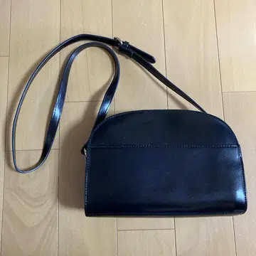 블랙 숄더백 심플한 디자인