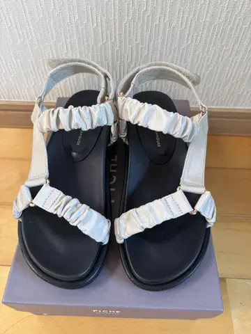 PICHE ABAHOUSE 개더 벨트 풋베드 샌들