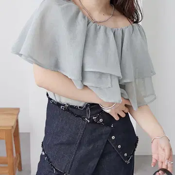mystic 미스틱 시어 프릴 오프숄더 블라우스 그린