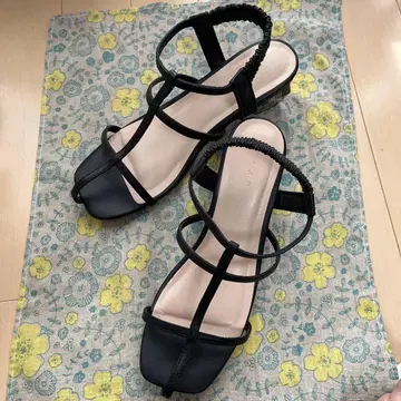 블랙 스트랩 샌들 클리어 힐