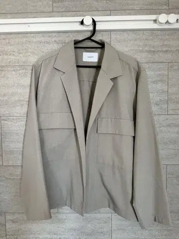 베이지 테일러드 재킷과 슬랙스 세트