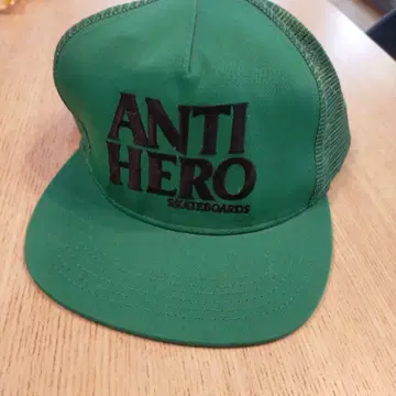 ANTI HERO 메쉬 트래커 캡 그린