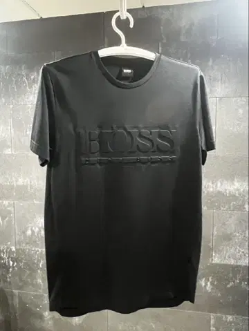 BOSS 블랙 티셔츠 엠보싱 로고