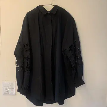 BEARDSLEY 블랙 긴팔 셔츠 레이스 소매