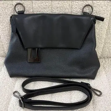 새상품급 이아파피요네 수지 참 플랩 숄더백(블랙)