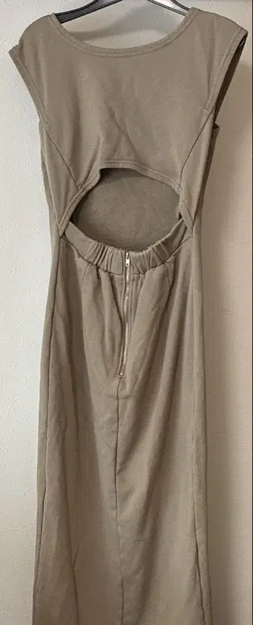 리젝시 백 오픈 슬릿 원피스 베이지
