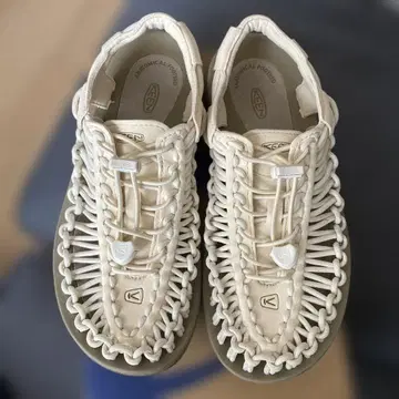 KEEN 베이지 스포츠 샌들