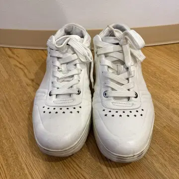 지미추 화이트 로우 컷 스니커즈 별 모양 장식