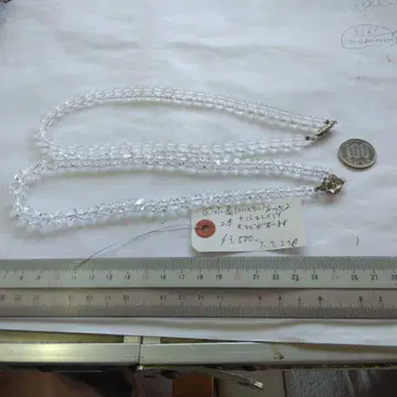 수정 목걸이가 2개입니다.