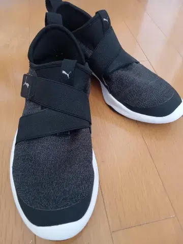 PUMA 블랙 스트랩 스니커즈