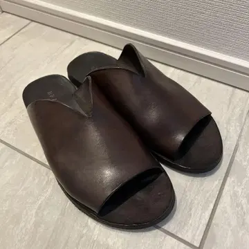 BRADOR 가죽 샌들