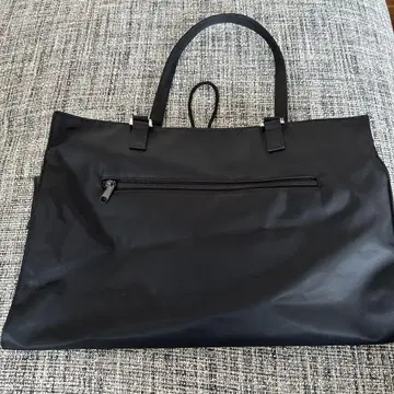 블랙 토트백 외부 포켓 부착