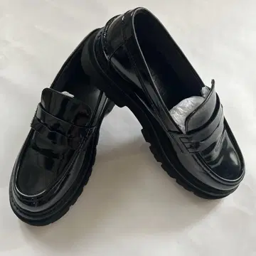 루타론 광택 블랙 로퍼 통굽