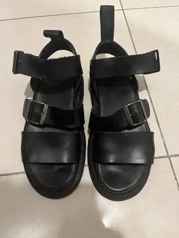Dr. Martens 블랙 컴포트 샌들 그리폰