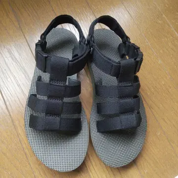 MHL. x Teva 샌들