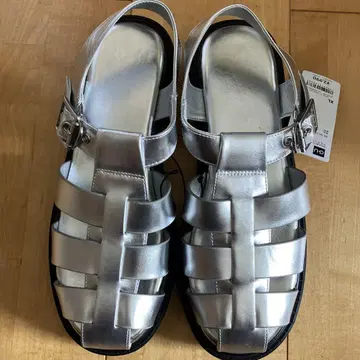 이번 시즌 택 포함 새상품 GU 구르카 샌들 XL 실버 25cm 정도