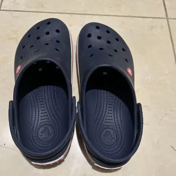 crocs 네이비 클로그 샌들