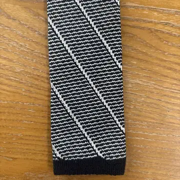 아자부 tailor 블랙 & 화이트 스트라이프 썸머 니트 넥타이
