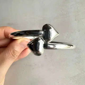 Puffy Heart Hinged 팔찌 두지엠 클라세