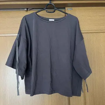 DRESSTERIOR 리본 포함 다크 그레이 반팔 티셔츠
