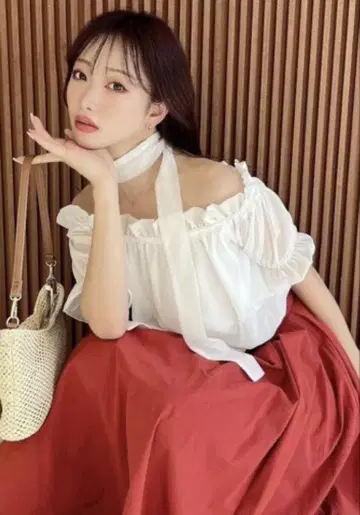 오프숄더 화이트 상의
