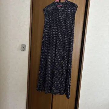 네이비 꽃무늬 슬리브리스 롱 원피스