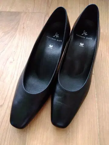 success walk 블랙 가죽 펌프스