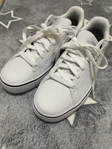 PUMA 화이트 스니커즈