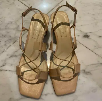 오데트 에어딜 23.5 베이지 샌들 블록 힐