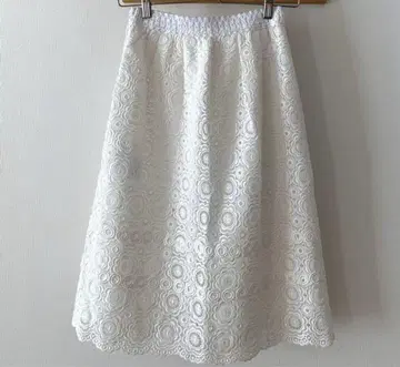 자수 화이트 스커트 TO BE CHIC