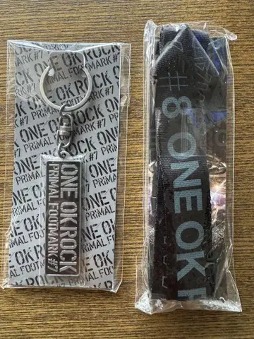 ONE OK ROCK PRIMAL FOOTMARK 키링과 스트랩