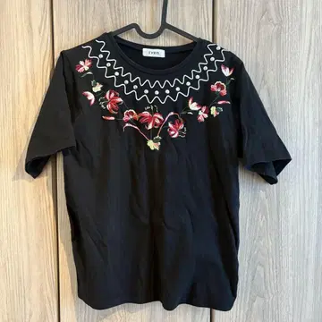 EVRIS 자수 블랙 티셔츠
