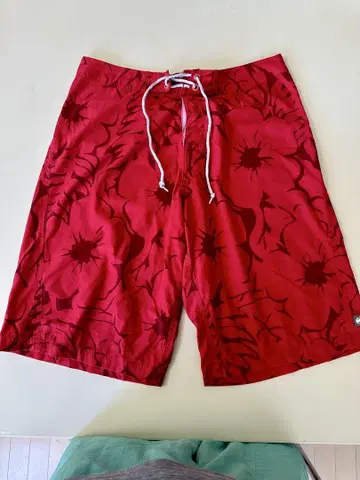 Quiksilver 꽃무늬 숏팬츠 빨간색