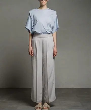 ESSEN. LAUTREAMONT 에센. SOPHIA 턱 컷 티셔츠