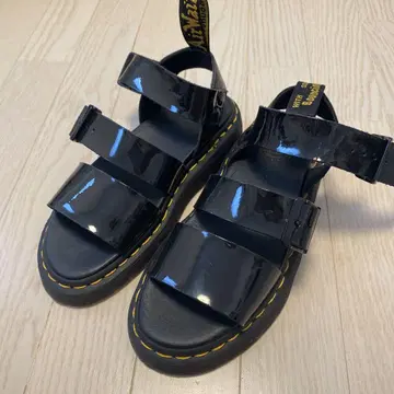 Dr. Martens 블랙 에나멜 샌들 23.5cm