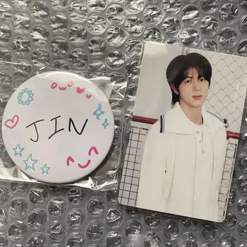 JIN 캡슐 토이 캔뱃지 티셔츠 트레이딩 카드 포토 카드 회장 배포 전단