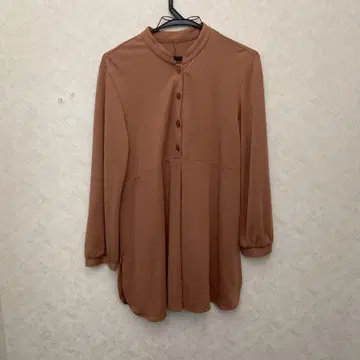 브라운 버튼 하이넥 튜닉