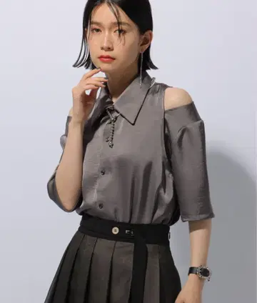 HARE 새틴 컷 아웃 셔츠